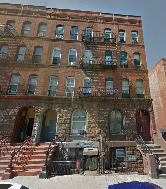 302 E 139th St in Bronx, NY - Foto de edificio