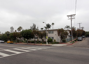 Encino Riviera in Encino, CA - Foto de edificio - Building Photo