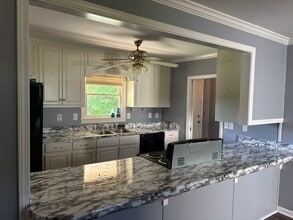1311 Lakeshore Cir in Gainesville, GA - Building Photo - Building Photo