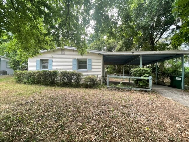 702 Plumosa Ave in Fruitland Park, FL - Building Photo - Building Photo