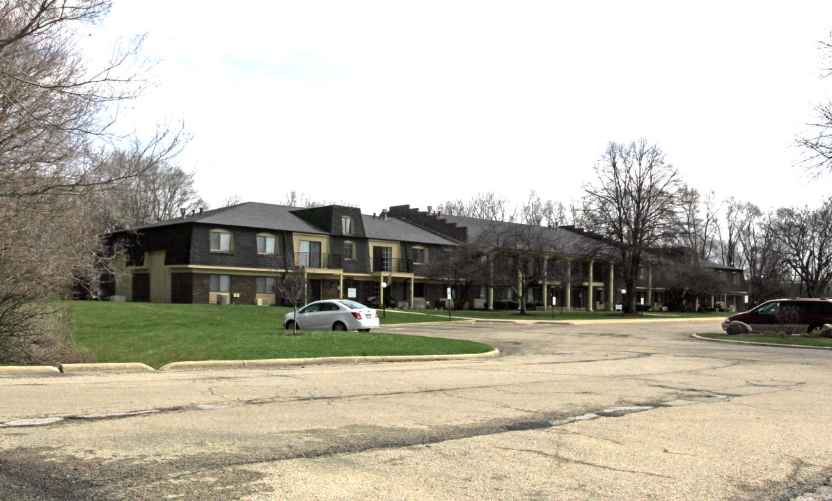 Holly Ridge Apartments in Montgomery, IL - Building Photo