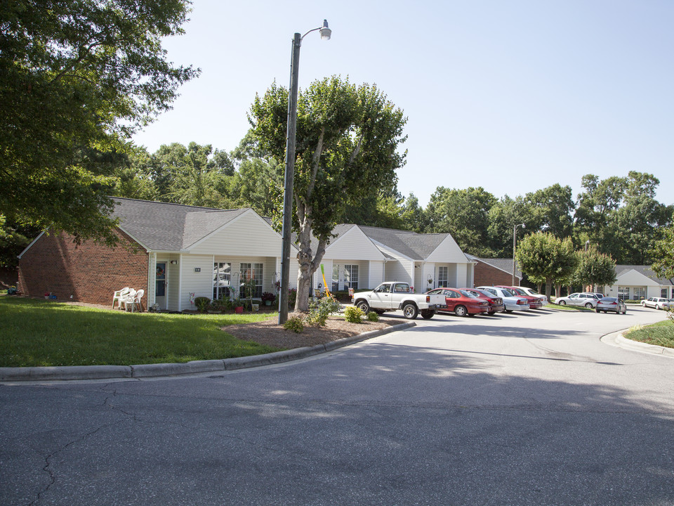 Sheffield Manor Apartments in Siler City, NC - Foto de edificio