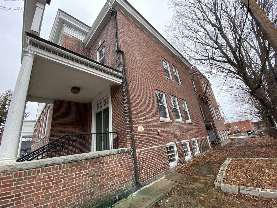 144 High St in Farmington, ME - Foto de edificio