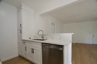 5652 Colfax Ave in Los Angeles, CA - Building Photo - Building Photo