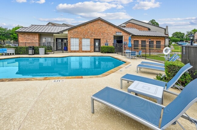 Oaks of Denton in Denton, TX - Building Photo - Building Photo