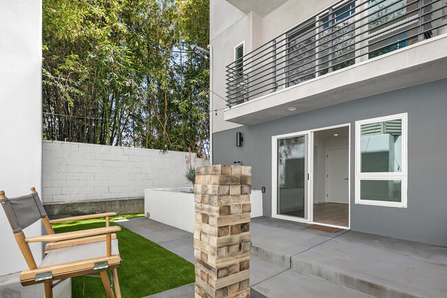 6611 Leland Way, Unit 6615.5 in Los Angeles, CA - Foto de edificio - Building Photo