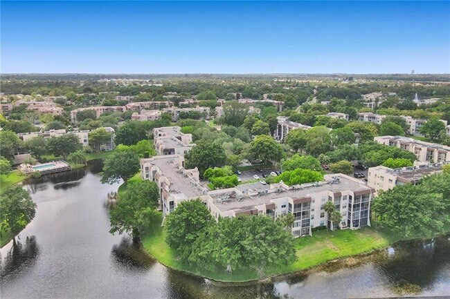 9230 Lagoon Pl, Unit 406 in Davie, FL - Building Photo - Building Photo