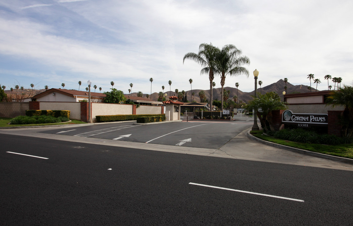 Corona Palms in Corona, CA - Foto de edificio