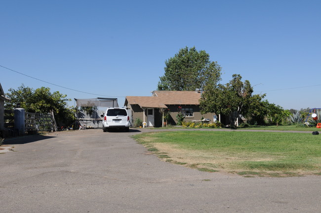 5137 Pleasant Valley in Oakdale, CA - Building Photo - Building Photo