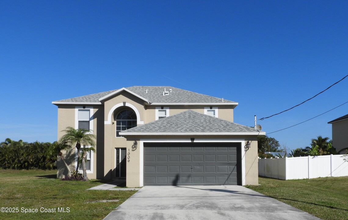 1009 SE Bywood Ave in Port St. Lucie, FL - Building Photo