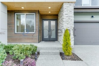 24308 NE 24th St in Sammamish, WA - Building Photo - Building Photo