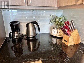 9600 Yonge St in Richmond Hill, ON - Building Photo - Building Photo