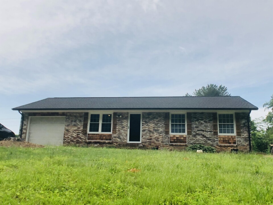 871 Windy Ridge Rd in North Wilkesboro, NC - Building Photo