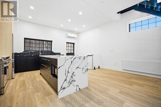 1067 College St in Toronto, ON - Building Photo - Building Photo