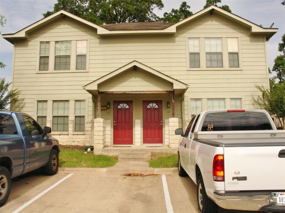106 Vista Way in Huntsville, TX - Building Photo