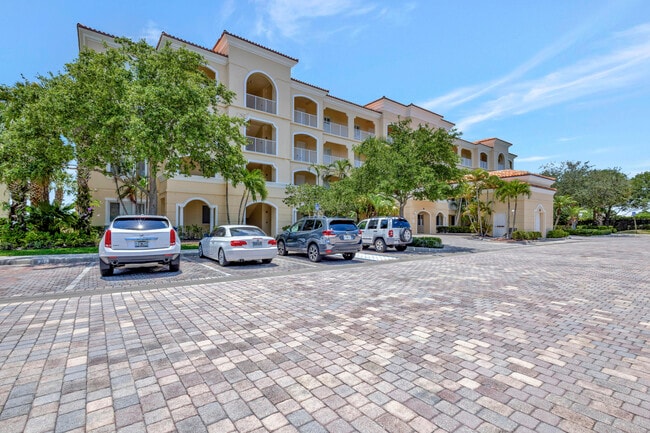 34 Harbour Isle Dr W in Fort Pierce, FL - Building Photo - Building Photo