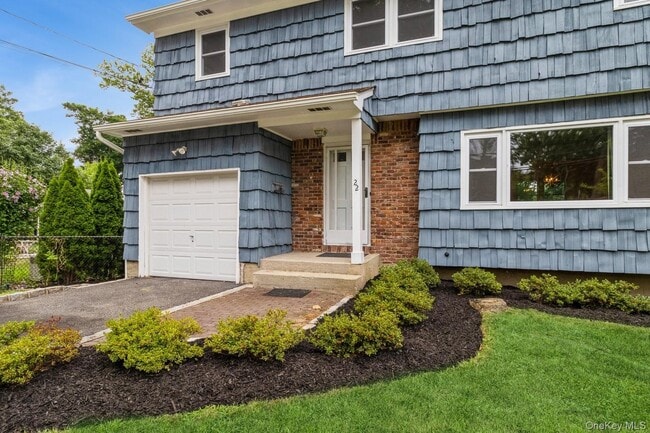 22 Central St in Huntington, NY - Building Photo - Building Photo