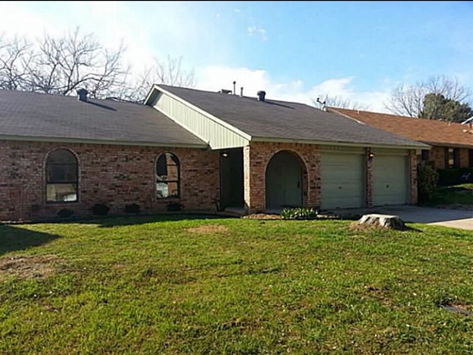 2111 Danley Ct in Flower Mound, TX - Building Photo