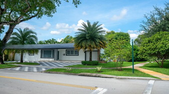 14820 Mahogany Ct in Hialeah, FL - Building Photo
