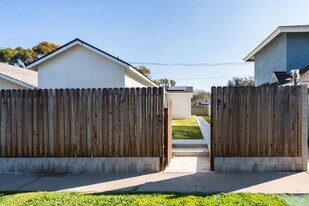 811 St Clair St in Costa Mesa, CA - Building Photo