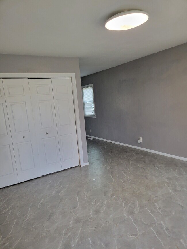 1205 Garden Hills Dr in Champaign, IL - Building Photo - Building Photo