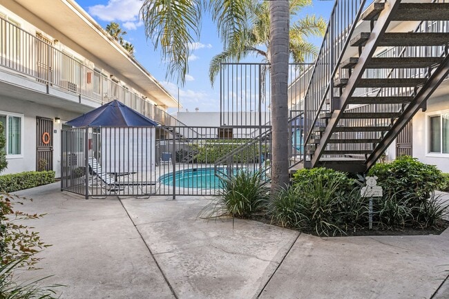 9632 Ball Road in Anaheim, CA - Foto de edificio - Building Photo