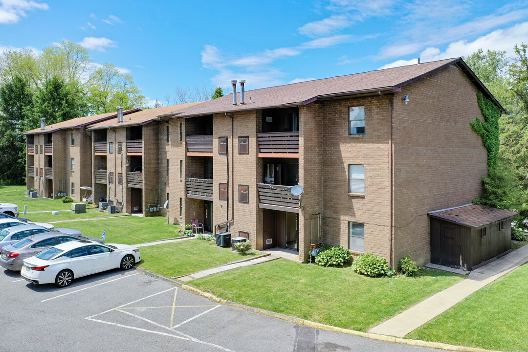 Virginia Manor Apartments in McKeesport, PA - Foto de edificio