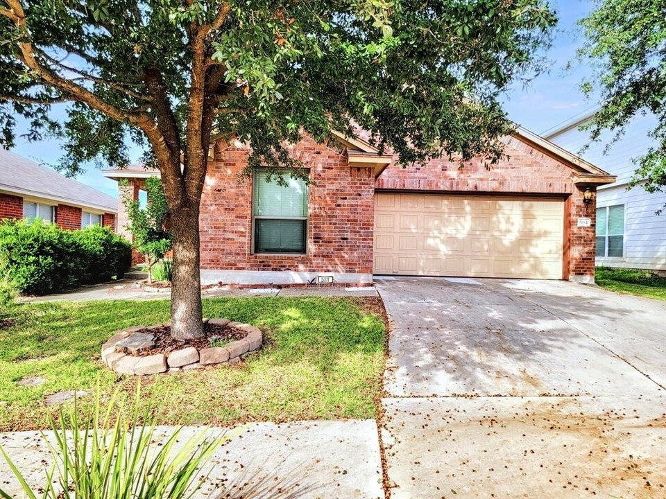 581 Reliance Dr in Buda, TX - Building Photo