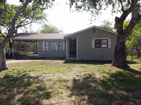1011 Memorial Parkway in Portland, TX - Building Photo