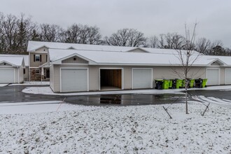 1560 Simsbury St in Traverse City, MI - Foto de edificio - Building Photo