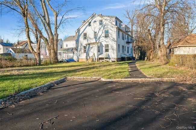 59 Longdale Ave, Unit 1L in White Plains, NY - Foto de edificio - Building Photo