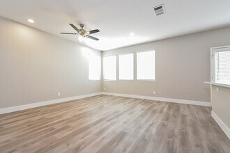 7648 Certitude Ave in Las Vegas, NV - Foto de edificio - Building Photo