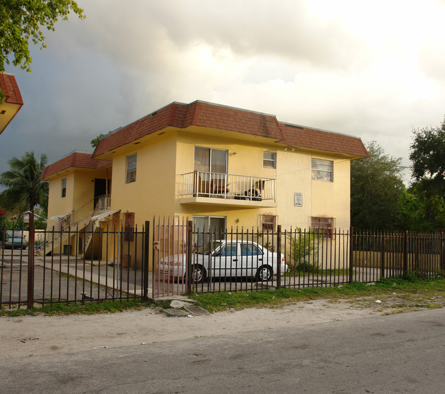 125-131 NE 56th St in Miami, FL - Building Photo - Building Photo