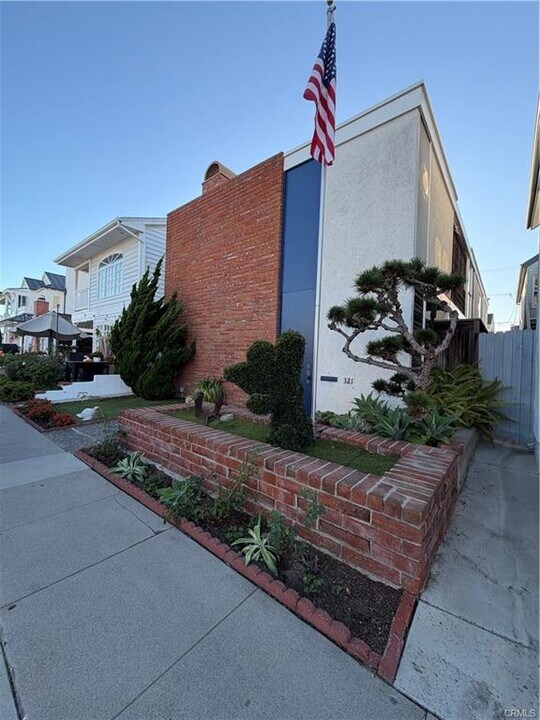 321 Coral Ave in Newport Beach, CA - Building Photo
