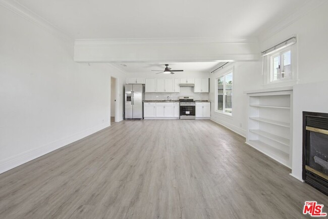 2022 Vineyard Ave in Los Angeles, CA - Building Photo - Building Photo