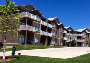 Cedar River Bluffs Apartments in Cedar Rapids, IA - Foto de edificio - Building Photo