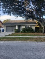 3321 Whispering Dr S in Largo, FL - Building Photo