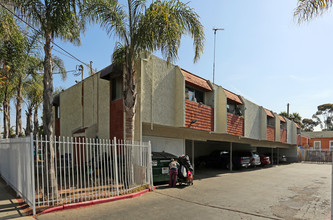 Villa Bella Apartments in Oceanside, CA - Foto de edificio - Building Photo