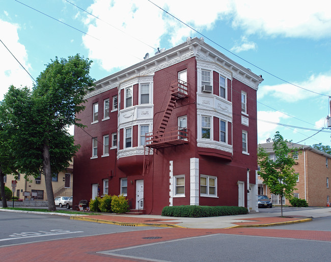 213 Park Ave in East Rutherford, NJ - Building Photo - Building Photo