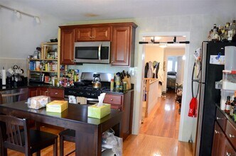 217 Willow Ave, Unit 3 in Somerville, MA - Building Photo - Building Photo