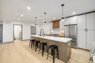 566 E 3rd St, Unit 1 in Boston, MA - Building Photo