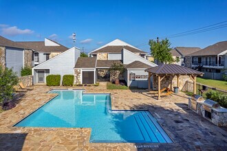 Villas del Sol in Austin, TX - Foto de edificio - Building Photo