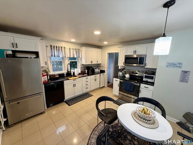 64 Hickory St in Bridgeport, CT - Building Photo - Building Photo