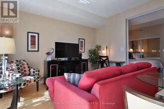 65 Bremner Blvd in Toronto, ON - Building Photo - Building Photo