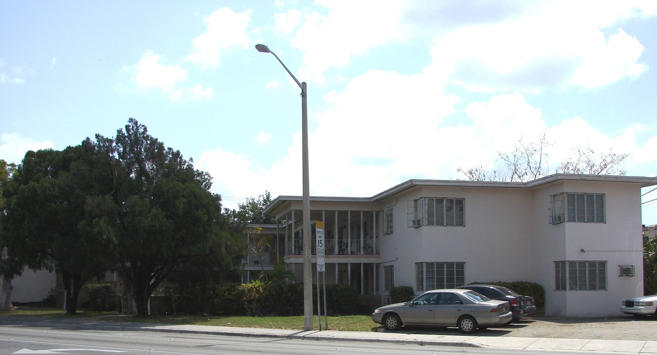 711 Beacon Blvd in Miami, FL - Building Photo