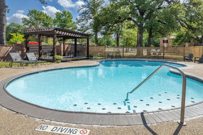 Great Oaks Apartments in Lufkin, TX - Building Photo - Building Photo