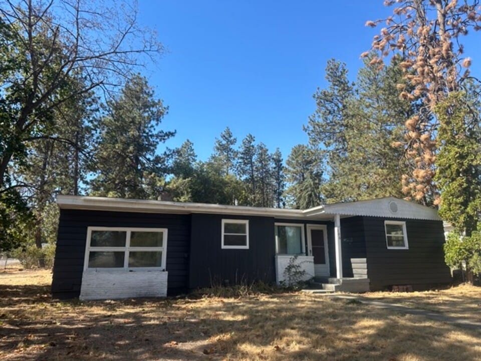 106 N 3rd St in Cheney, WA - Building Photo