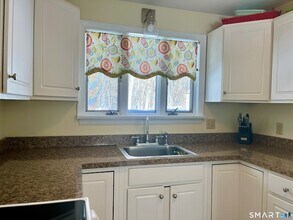 51 Billow Rd in East Lyme, CT - Foto de edificio - Building Photo