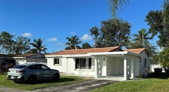 2400 N 57th Way in Hollywood, FL - Building Photo