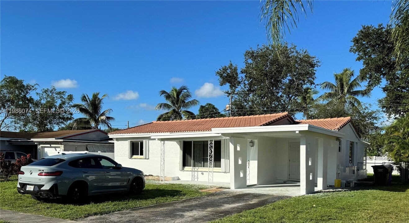 2400 N 57th Way in Hollywood, FL - Building Photo